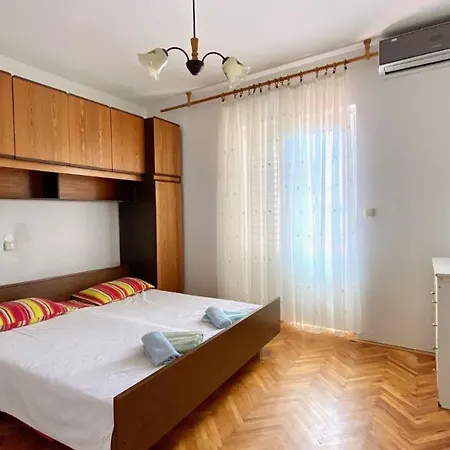 Apartment House Limoni